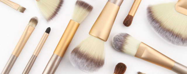 Cleaning of makeup brush